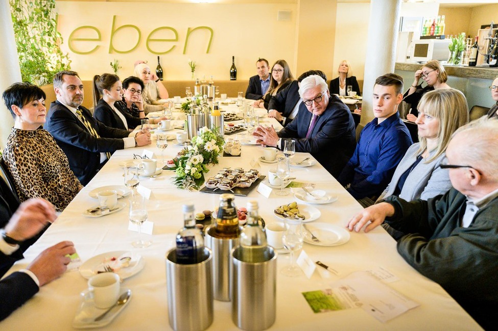Bundespräsident Frank-Walter Steinmeier im Gespräch mit Bürgerinnen und Bürgern an seiner Kaffeetafel im Café Kanitz in Gera